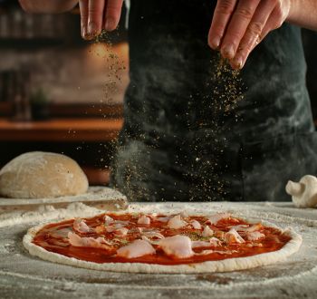 Η «πίτσα από το μπαλκόνι» που σχηματίζει ουρές στο Όσλο