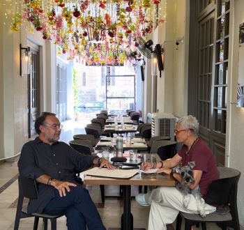 Το By The Glass γυρίζει σελίδα με τον Απόστολο Τραστέλη στην κουζίνα