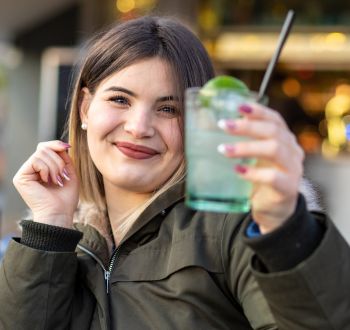 Gen Z: Γιατί γυρίζει την πλάτη στο αλκοόλ; Η μόδα των «χωρίς» ή με λίγο αλκοόλ