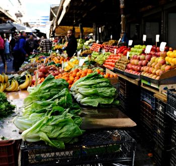 Λαϊκές αγορές: Τι αλλάζει σε ωράριο, άδειες και θέσεις πωλητών