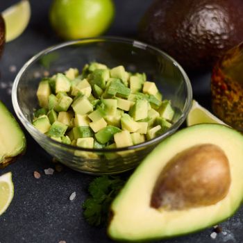 Πώς να κόψεις το αβοκάντο και τι να κάνεις για να μη μαυρίσει