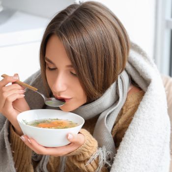 Πρέπει να τρως όταν έχεις πυρετό; Τι λένε οι ειδικοί