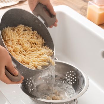 Γιατί δεν πρέπει να ρίχνεις καυτό νερό στο νεροχύτη