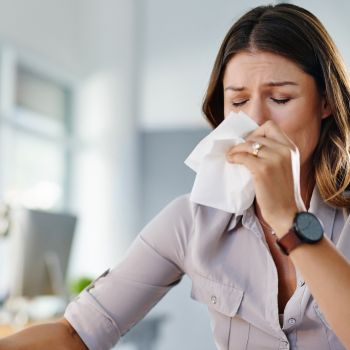Υποφέρεις από την αλλεργία της άνοιξης; Αυτές οι τροφές θα σε βοηθήσουν
