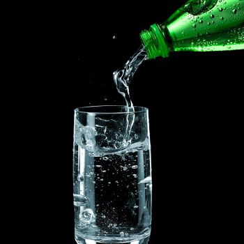 Το ανθρακούχο νερό ξυπνά τον εγκέφαλο, λέει νέα έρευνα 