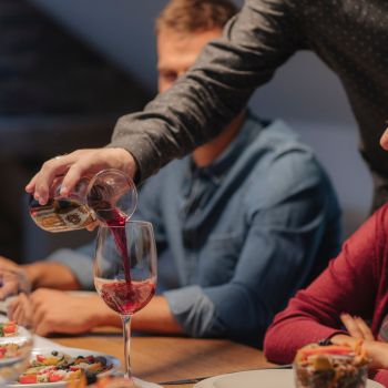 Πώς να επιλέξεις το σωστό κρασί για τραπέζι με πολλούς καλεσμένους