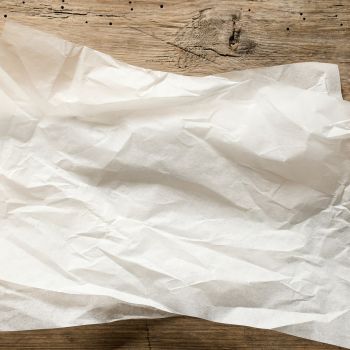 Γιατί αξίζει να βάζεις αντικολλητικό χαρτί ψησίματος στα συρτάρια του ψυγείου 