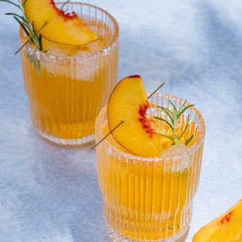 Spritz με ελληνικό χαρακτήρα με μαστίχα, κίτρο, ούζο και τσίπουρο