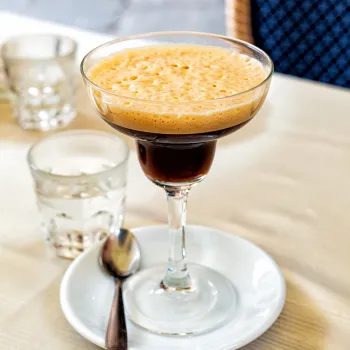 Shakerato vs freddo espresso: Πώς φτιάχνεται ο παγωμένος εσπρέσο που προτιμούν οι Ιταλοί