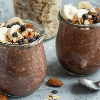 Overnight oats: Πώς να τα κάνεις πιο νόστιμα, κρεμώδη και σωστά δεμένα