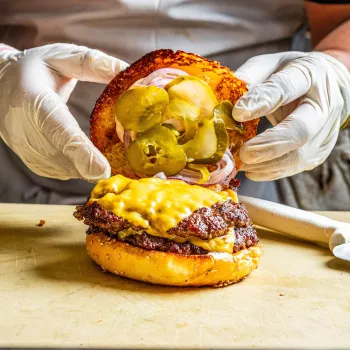 Πότε έγινε τόσο ακριβό το burger; Η νέα πραγματικότητα του αγαπημένου street food