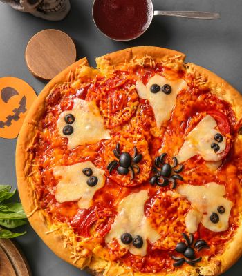 Πίτσα Μαργαρίτα με διακόσμηση Halloween 