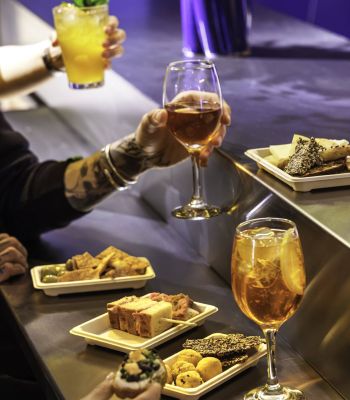 Bar 107: Το μπαρ της Στέγης Ιδρύματος Ωνάση με κρασί, κοκτέιλ και finger food 