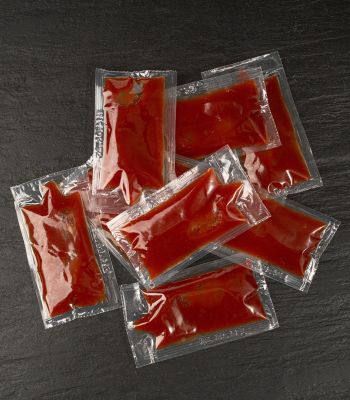 Τέλος από τον Αύγουστο οι ατομικές συσκευασίες κέτσαπ, μαγιονέζας και αλατιού στα εστιατόρια