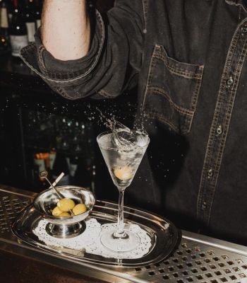 Sips 'n' Guts: Η νέα pub του Πειραιά 