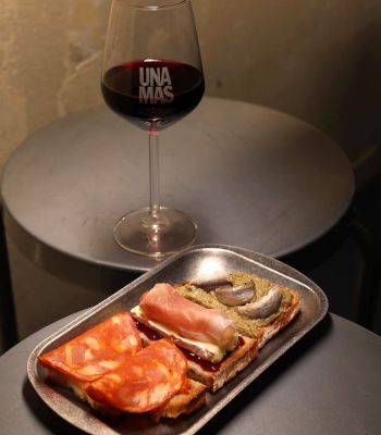 Una Mas: Ένα γοητευτικό, νέο μπαρ στο Κολωνάκι