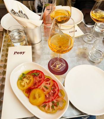 Pony Club: Το νέο στέκι των Ιλισίων για aperitivo, tapas και μουσική με χαρακτήρα
