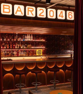 Bar 2046: Κινηματογραφική έξοδος που συνδυάζει ταινία, ποτό και μουσική
