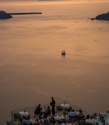Ηφαίστεια 2026: Το Mavro Restaurant δημιουργεί μια ξεχωριστή γαστρονομική εμπεριά με φόντο το ηφαίστειο και την καλντέρα 