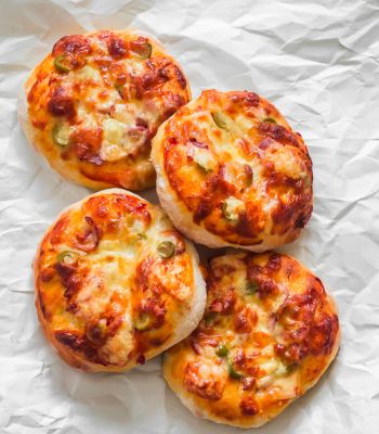 Pizza με ντομάτα σε bagel