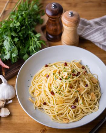 Η περίφημη, ιταλική μακαρονάδα aglio, olio e peperoncino Σπαγγέτι με σκόρδο και καυτερή πιπεριά