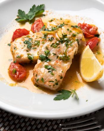 Μπακαλιάρος «στο τρελό νερό» (all’ acqua pazza) με μεσογειακά αρώματα Μπακαλιάρος ποσέ