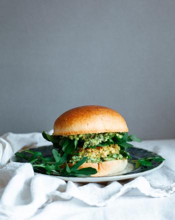 Vegetarian burgers με μπιφτέκι από αρακά και φασόλια Vegetarian burgers με αρακά και φασόλια