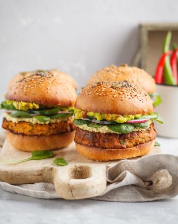 Vegan burger με μπιφτέκι γλυκοπατάτας και γουακαμόλε Vegan burger γλυκοπατάτας