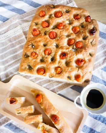 Η πιο εύκολη συνταγή για focaccia, το ψωμί των Ιταλών Ιταλική φοκάτσια