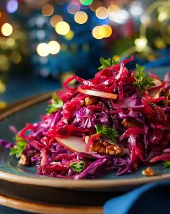Κόκκινη γιορτινή λαχανοσαλάτα με dressing πετιμέζι Γιορτινή λαχανοσαλάτα