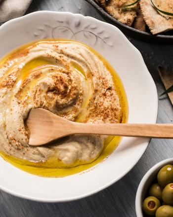 Παραδοσιακό λιβανέζικο χούμους με τραγανά πιτάκια αραβικής πίτας Χούμους με τραγανά πιτάκια