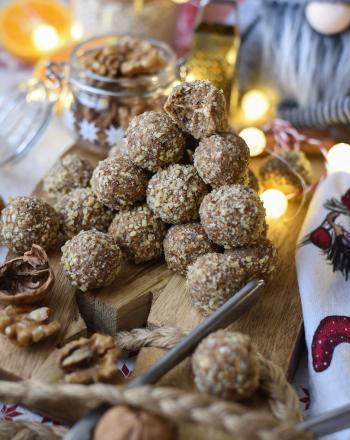 Γιορτινά energy balls με γεύση μελομακάρονο Energy balls μελομακάρονο
