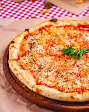 Αυθεντική pizza margarita με σάλτσα ντομάτας και ρίγανη Pizza margarita