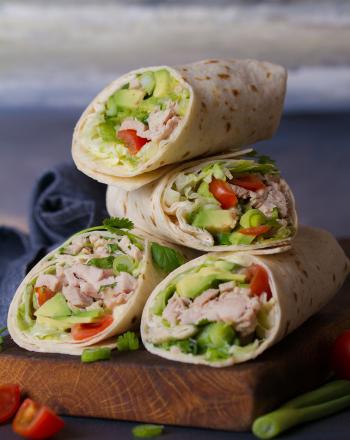 Wraps με κοτόπουλο που περίσσεψε και πράσινη σαλάτα Wraps με κοτόπουλο