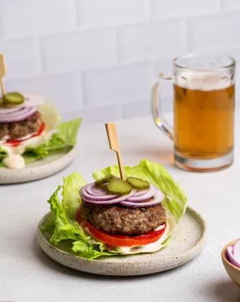 Light burger σε φύλλα μαρουλιού
