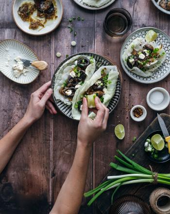 Πρωτότυπα tacos από λάχανο γεμισμένα με μανιτάρια Tacos από λάχανο γεμισμένα με μανιτάρια