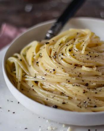 Μακαρονάδα cacio e pepe