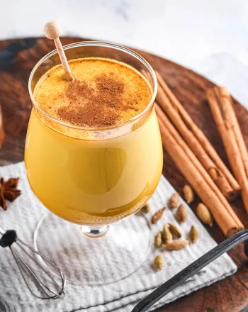 Vegan golden latte με τζίντζερ και μπαχαρικά