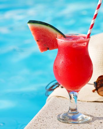 Καρπουζάδα: Το απόλυτο καλοκαιρινό fruit punch με μόλις 2 υλικά Καρπουζάδα