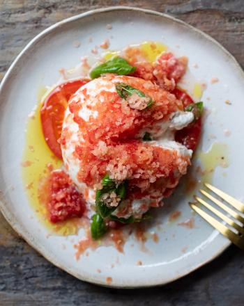 Shaved frozen tomato: Αυτό το TikTok trend είναι από τα πιο παράξενα που έχεις δει shaved frozen tomato