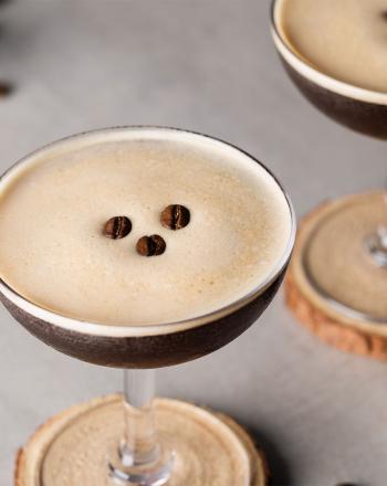 Espresso martini: Το κοκτέιλ που θα σε... ξυπνήσει Συνταγή για espresso martini