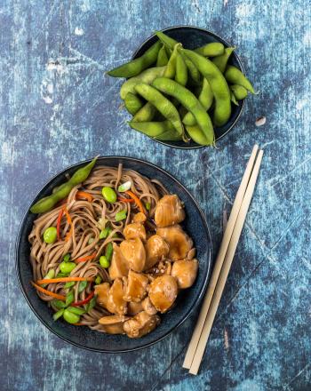 Κοτόπουλο τεριγιάκι με noodles, edamame και καρότα Συνταγή για κοτόπουλο τεριγιάκι
