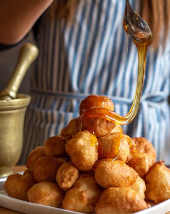 Γιατί τρώμε λουκουμάδες του Αγίου Ανδρέα;