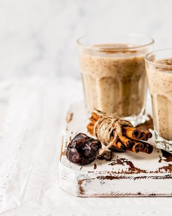 Milkshake με γιαούρτι, χουρμάδες, ταχίνι και κανέλα Συνταγή για υγιεινό milkshake
