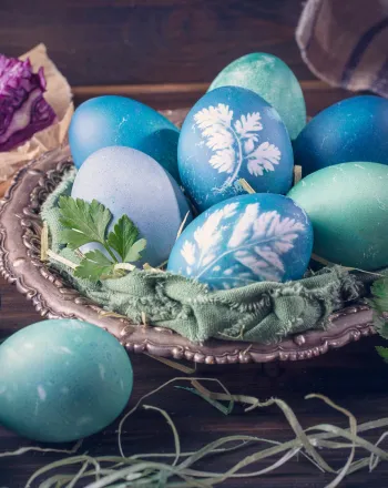 How to dye Easter eggs naturally