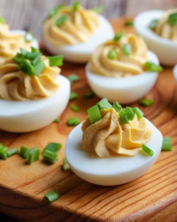 Devilled eggs με σχοινόπρασο και μουστάρδα Αυγά με σχοινόπρασο και μουστάρδα