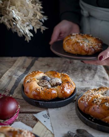 Συνταγές για πασχαλινά τσουρέκια και κουλούρια