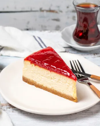 Cheesecake με ζαχαρούχο γάλα και μαρμελάδα φράουλα