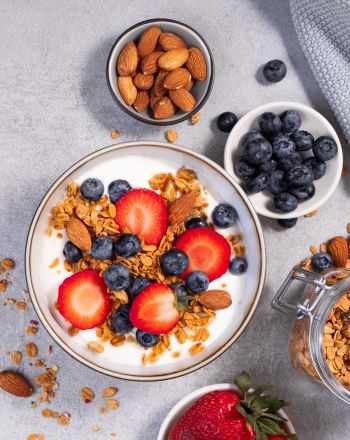  Energy bowl με γιαούρτι, σπιτική γκρανόλα και φρούτα 