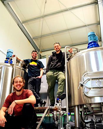 Kalamata's Beer Company: Τρεις φίλοι ξεκινούν φτιάχνοντας μπίρα στο σπίτι τους και καταλήγουν στη δική τους μικροζυθοποίια Kalamata's Beer Company: Μια μικροζυθοποίια στην Καλαμάτα